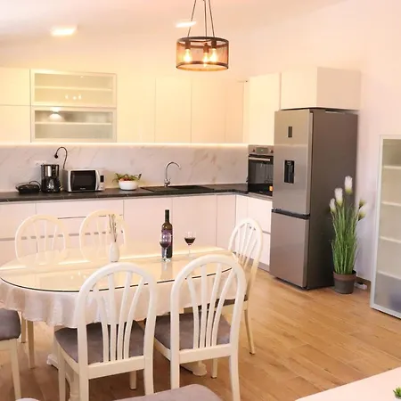 Apartment Mary- 2 Free Parking, Near Mall Of