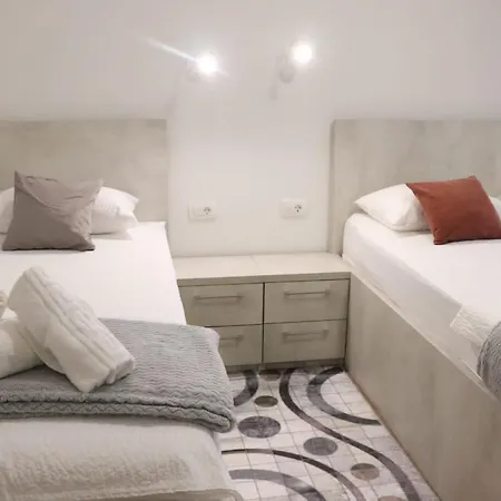 Apartment Mary- 2 Free Parking, Near Mall Of Split
