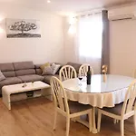Mary- 2 Free Parking, Near Mall Of Apartman