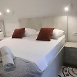 Mary- 2 Free Parking, Near Mall Of Apartman