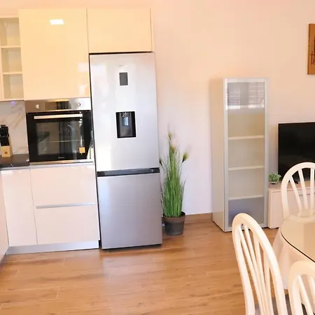Apartman Mary- 2 Free Parking, Near Mall Of *