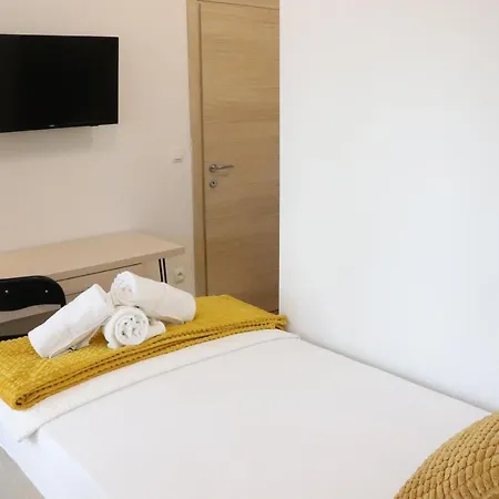 Mary- 2 Free Parking, Near Mall Of * Split