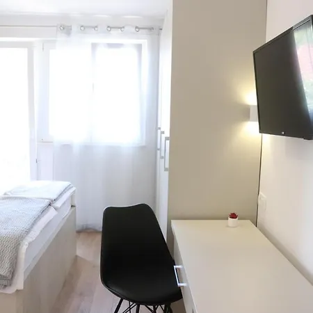 Mary- 2 Free Parking, Near Mall Of