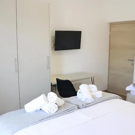 Mary- 2 Free Parking, Near Mall Of