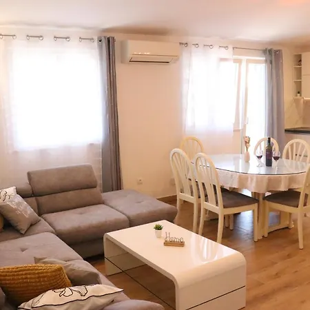 Mary- 2 Free Parking, Near Mall Of *