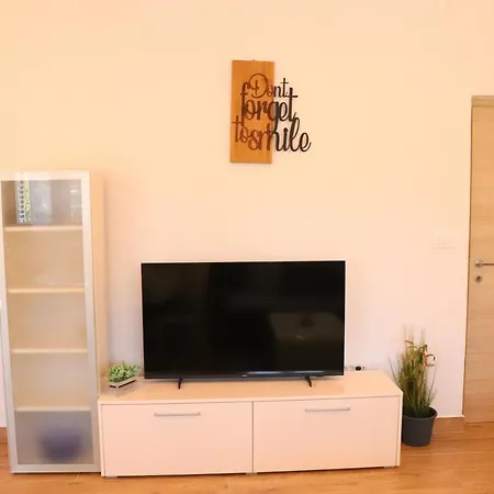 Mary- 2 Free Parking, Near Mall Of * Spalato