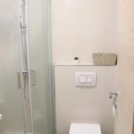 Mary- 2 Free Parking, Near Mall Of * Spalato