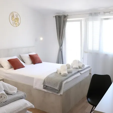 Mary- 2 Free Parking, Near Mall Of *