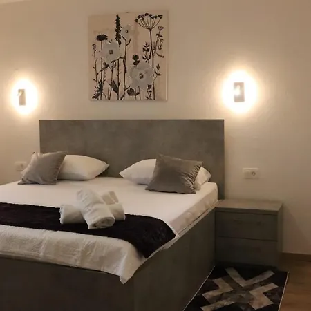 Mary- 2 Free Parking, Near Mall Of *