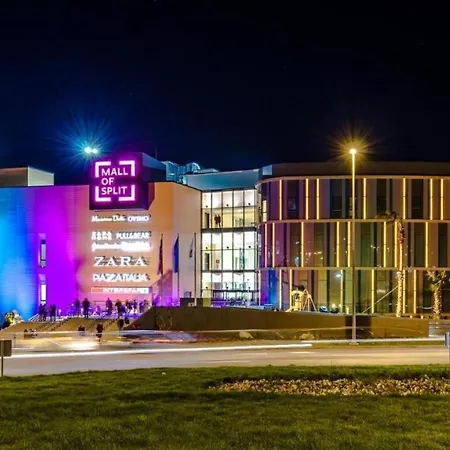 Mary- 2 Free Parking, Near Mall Of * Spalato